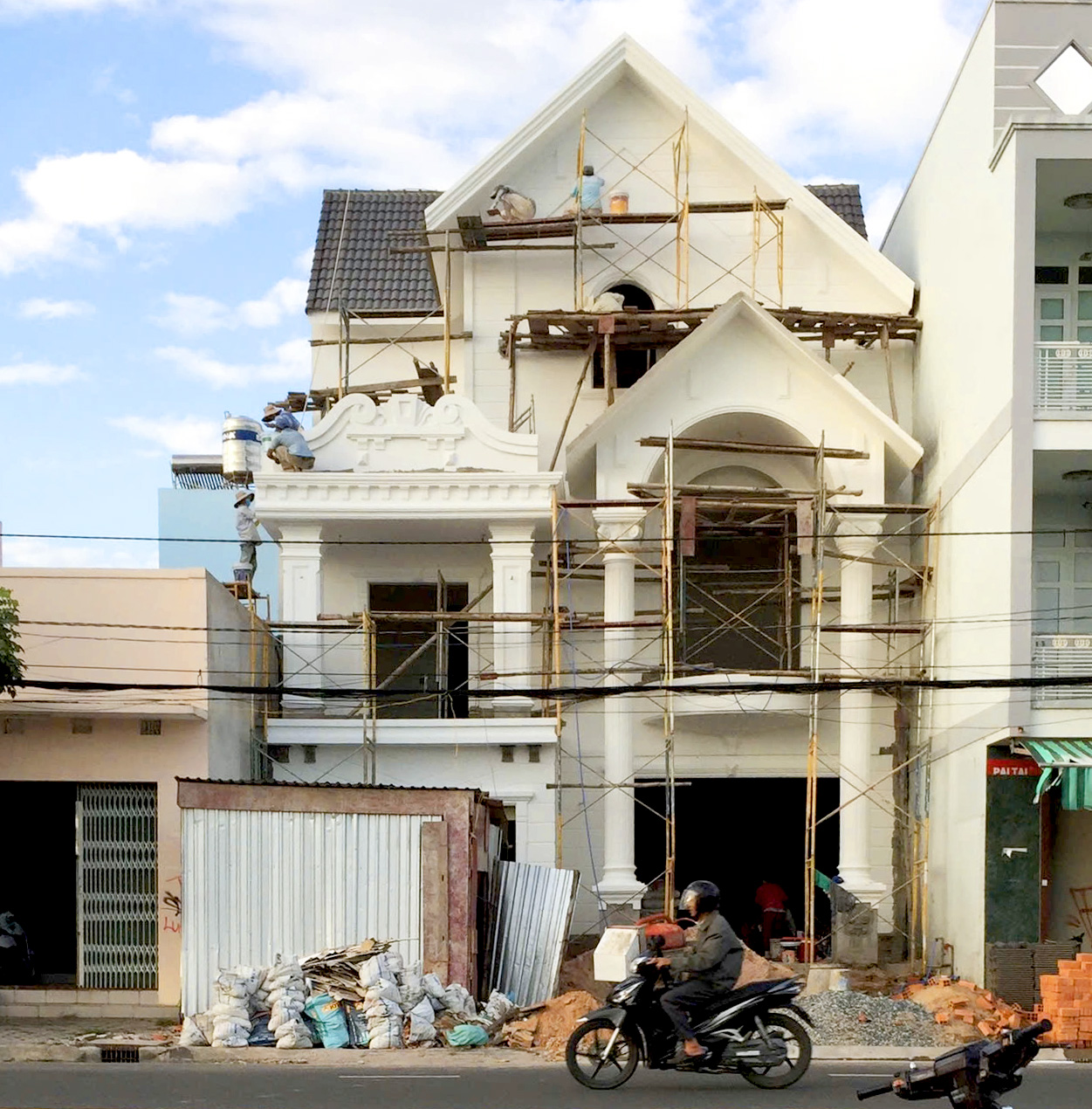 Mẫu nhà phố hiện đại 4 phòng ngủ tại Phường Phú Thủy